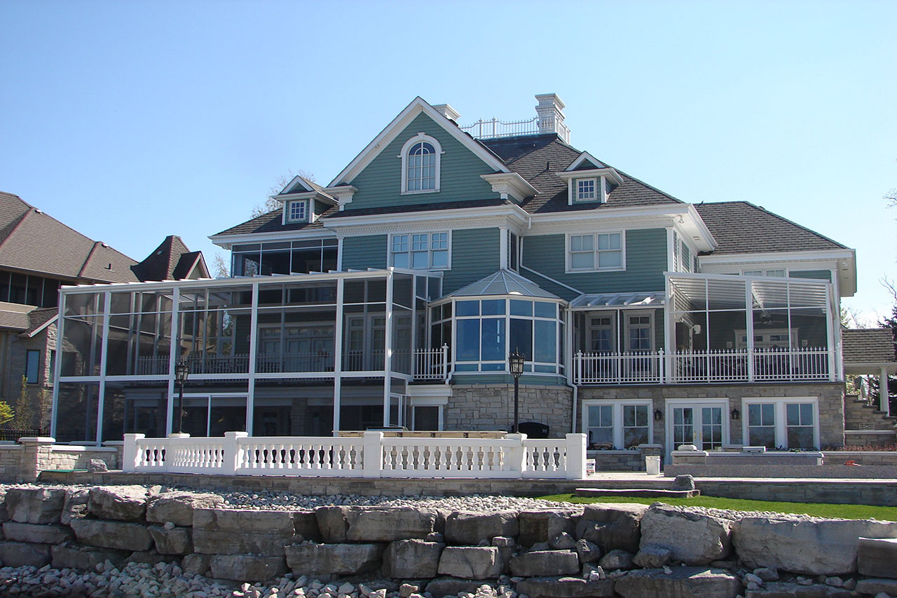 A beautiful furnished porch